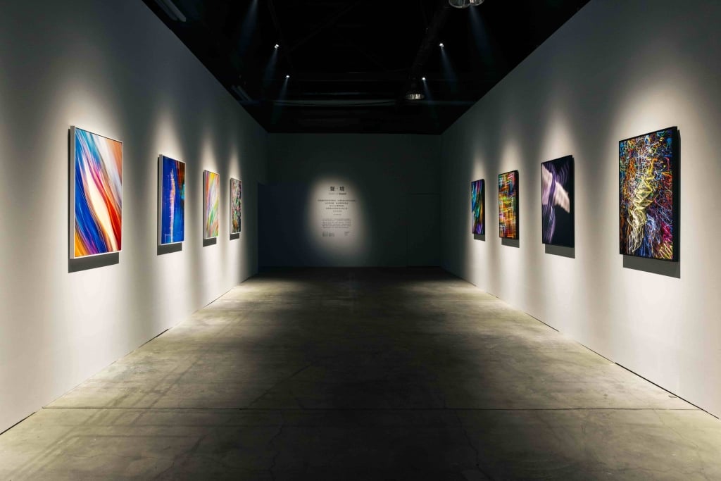 「流光藝境」一展以ZHEN-RU的攝影作品為主要線索。（攝影／黑鳥音像，黑川互動媒體藝術提供）