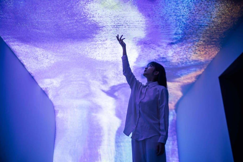 「流光藝境」展中「聲境」展間試圖以聽覺喚醒視覺，樂聲伴隨著攝影畫面緩緩流向整個空間。（攝影／黑鳥音像，黑川互動媒體藝術提供）