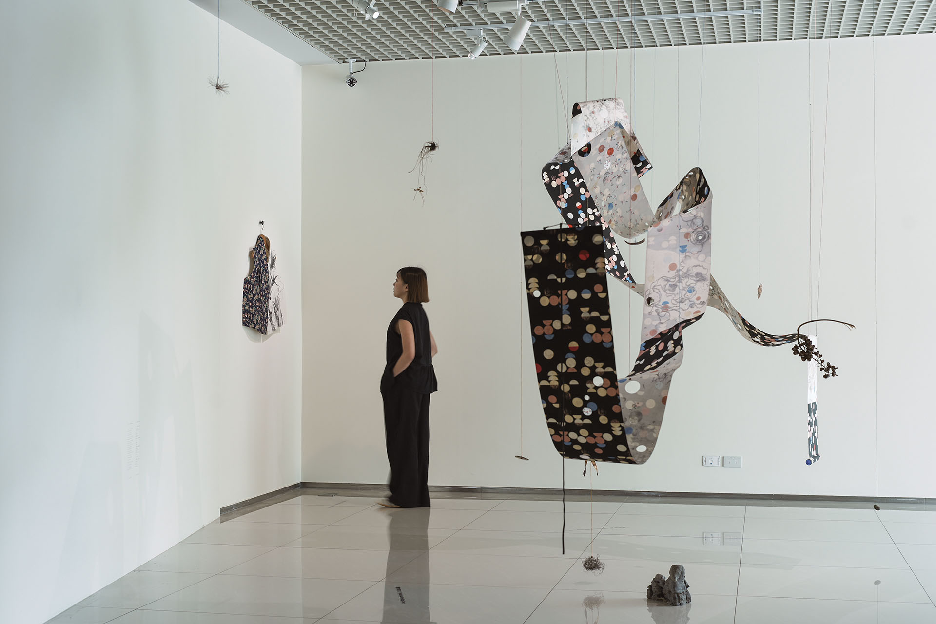 「當代沙龍」展區，劉文瑄將奶奶的字畫與衣物轉化為創作，形構跨世代女性的情感連結。（嘉義市立美術館提供）