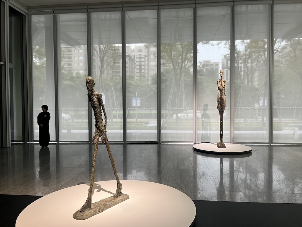 「步入永恆」展出其標誌性作品「行走的人」系列中的《行走的人I》與《站立的女人II》。（本刊資料室）