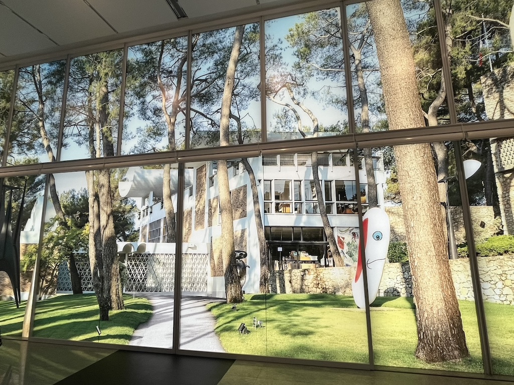 在踏入「步入永恆」展廳後，觀眾亦可見複製了瑪格美術館經典庭院的大型展牆。（本刊資料室）