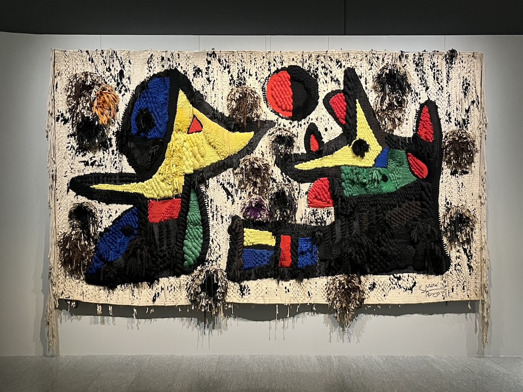 胡安．米羅（Joan Miró）的巨幅羊毛掛毯《無題》（1980）亦是首度於臺灣亮相。（本刊資料室）
