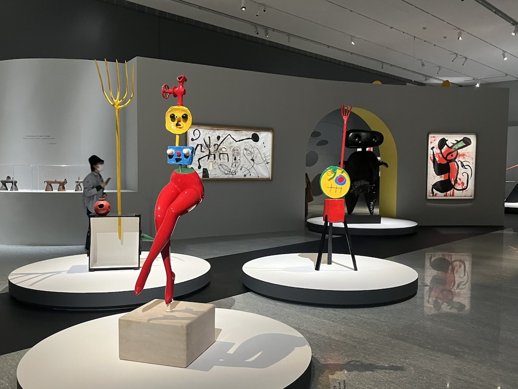 「從符號到宇宙的自由語言」除展出觀眾較為熟悉的平面作品外，亦呈現多件米羅的雕塑作品。（本刊資料室）