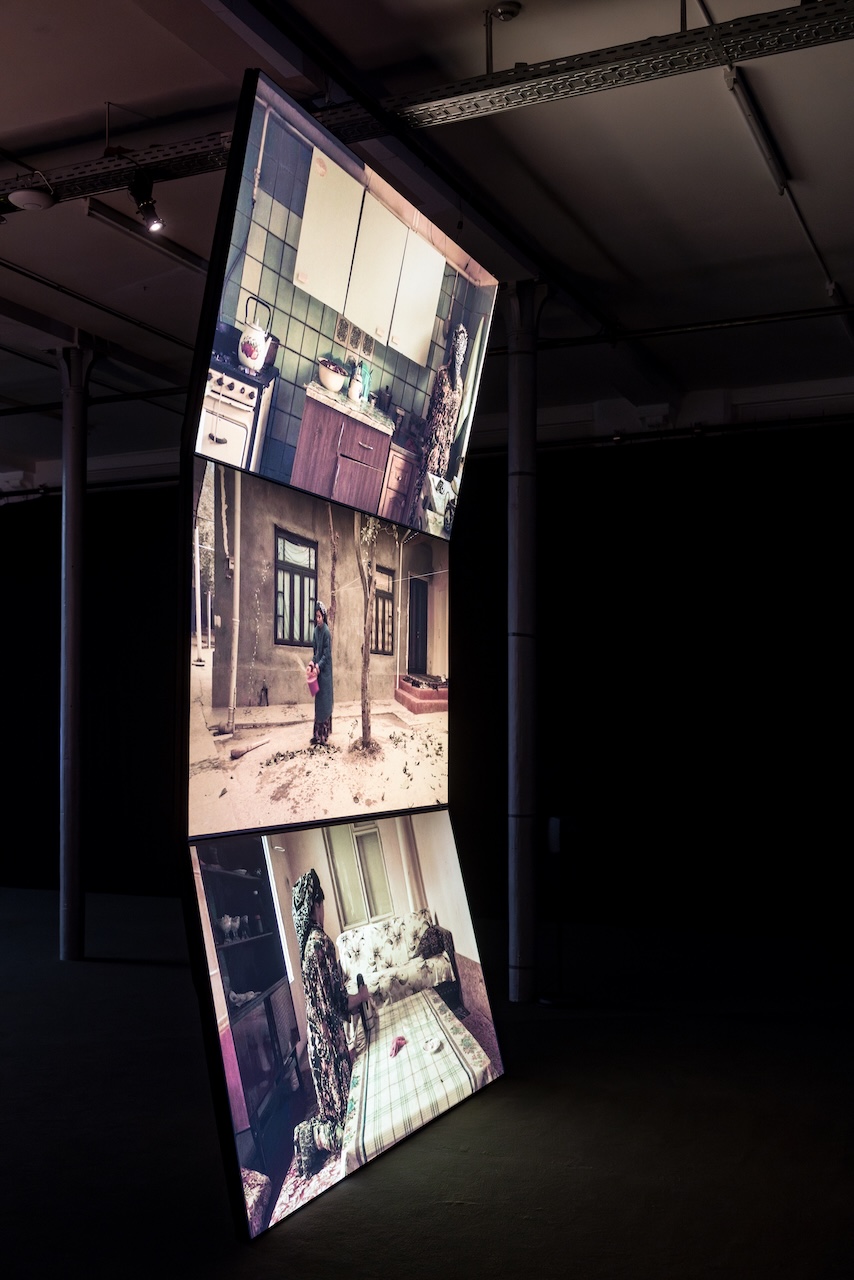 薩烏達特．伊斯梅洛娃，《奇拉霍納》 （2022）於 STUK展覽現場圖。 （©Kristof Vrancken）