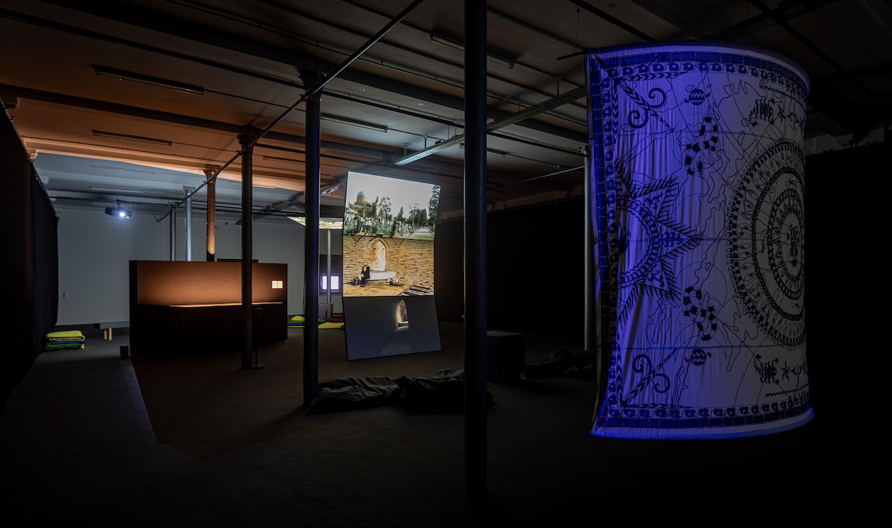 薩烏達特．伊斯梅洛娃，《她的旅程，她的生命》裝置作品於 STUK展覽現場圖。 （©Kristof Vrancken）