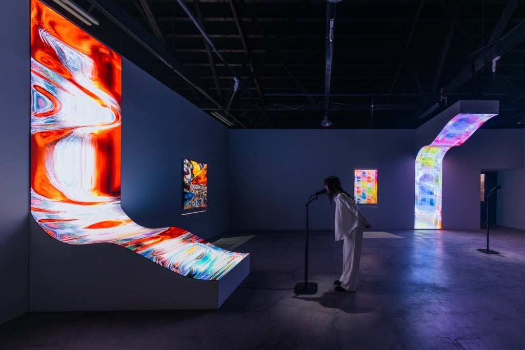 「流光藝境」展中「語境」展間運用互動技術，將觀眾透過指向性麥克風發出的聲音，引導畫面中影像產生各種變化。（攝影／黑鳥音像，黑川互動媒體藝術提供）