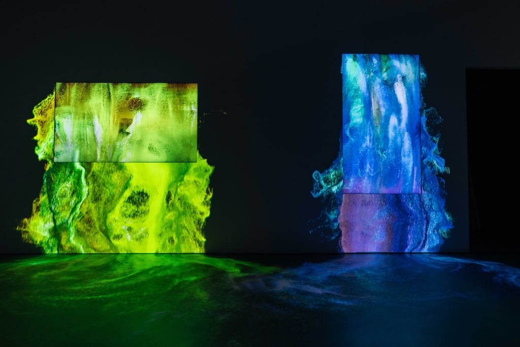 「流光藝境」展中「色境」展間，以幾幅ZHEN-RU的數位攝影原作為原點，不斷溢出無數光影色彩微粒，蔓延至牆面、天花板、地面乃至整個空間，再如潮水般層層回流。（攝影／黑鳥音像，黑川互動媒體藝術提供）