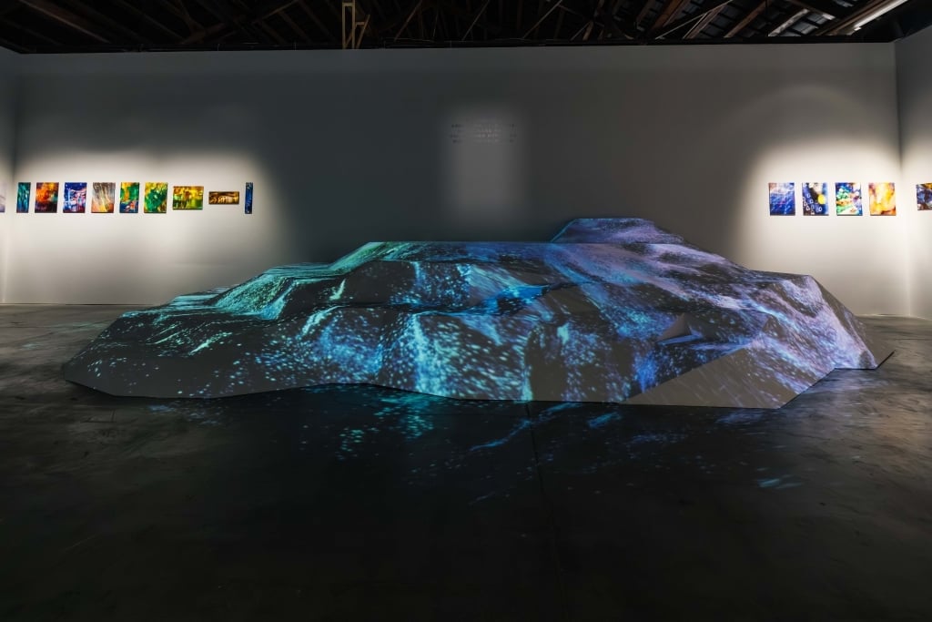 「流光藝境」展中「意境」展間，營造靜謐沉思之空間。（攝影／黑鳥音像，黑川互動媒體藝術提供）