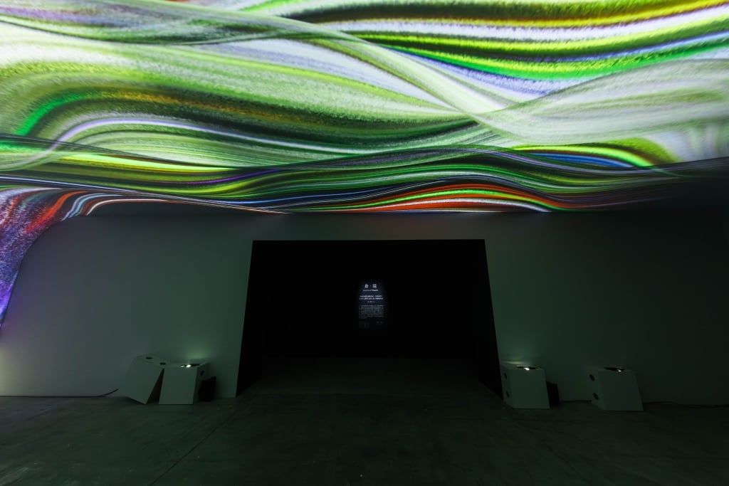 「流光藝境」展中「聲境」展間試圖以聽覺喚醒視覺，樂聲伴隨著攝影畫面緩緩流向整個空間。（攝影／黑鳥音像，黑川互動媒體藝術提供）