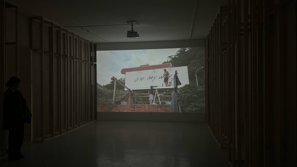 優選獎得主謝其軒《On My Way》展區風景。（本刊資料室，攝影／李京樺）