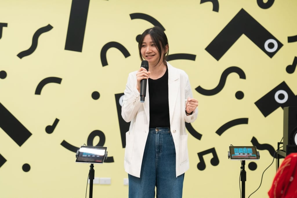 「拇指世代：點擊以開啟」策展人李佳霖開幕致詞。（新北市美術館提供，攝影：林玟伶）