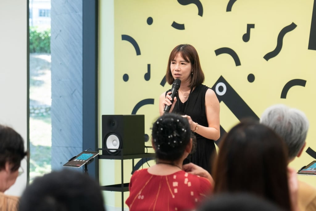 「拇指世代：點擊以開啟」策展人蔡家榛開幕致詞。（新北市美術館提供，攝影：林玟伶）
