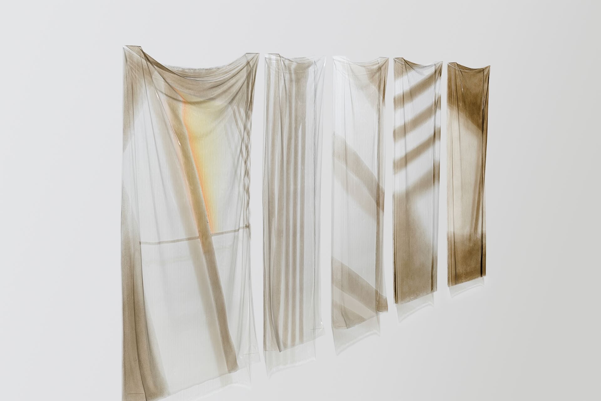 優選黃冠鈞《在與不在場的空間》，2025，壓克力，108×264cm。圖／藝術家提供。