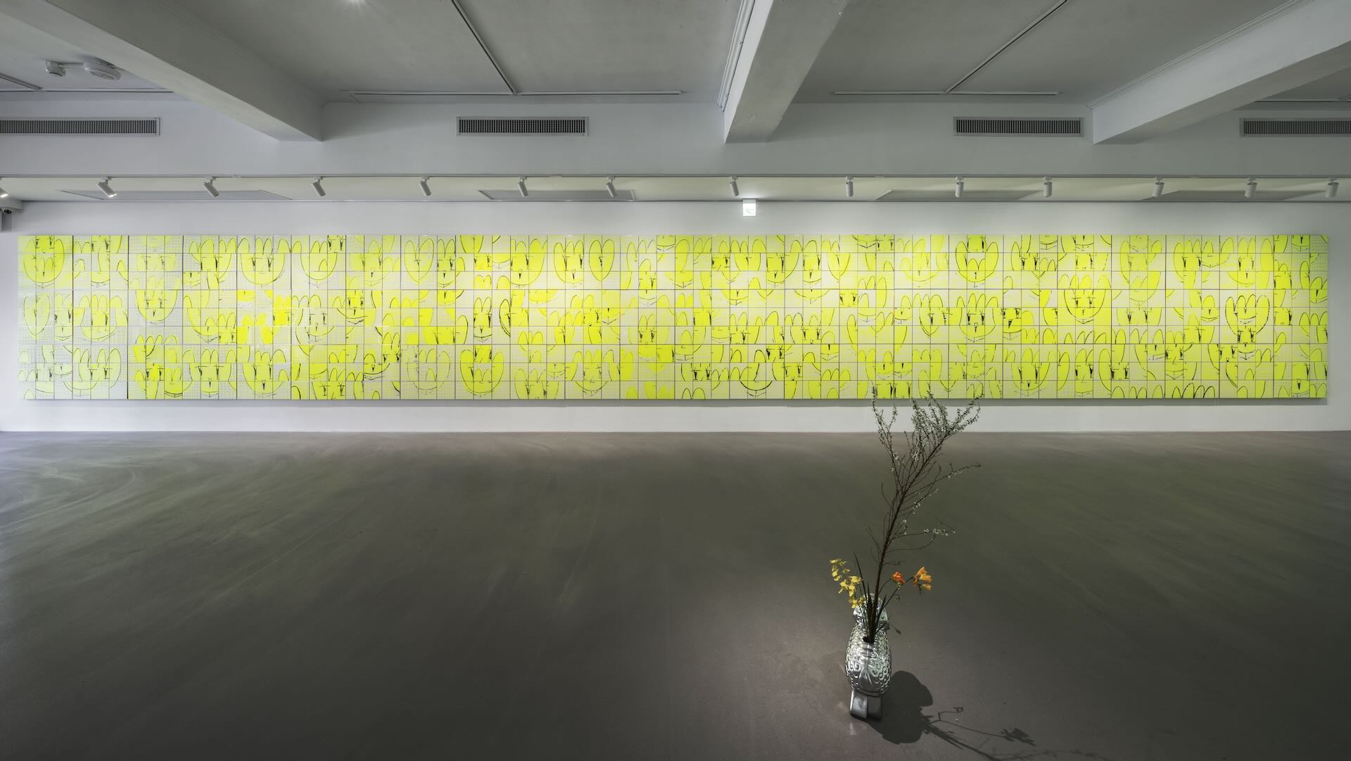 首獎李芳妤《白瓷磚、花、縫隙》，2025，壓克力、炭筆、瓷磚，184×1414cm。圖／藝術家提供。