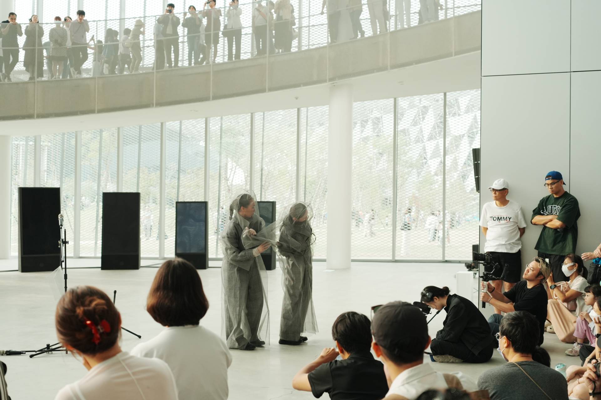 中美館試營運期間限定表演活動「慢慢散步，在美術館」。（臺中市立美術館提供）