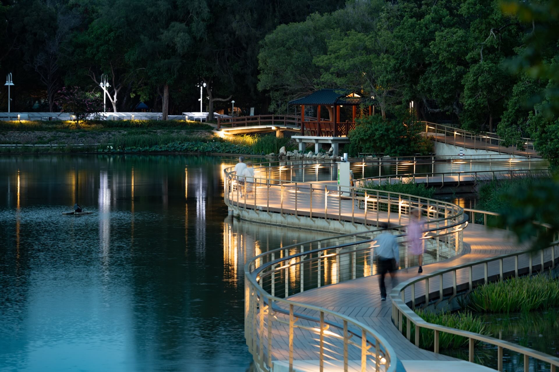 清大校園中，成功湖畔一景。（國立清華大學提供）