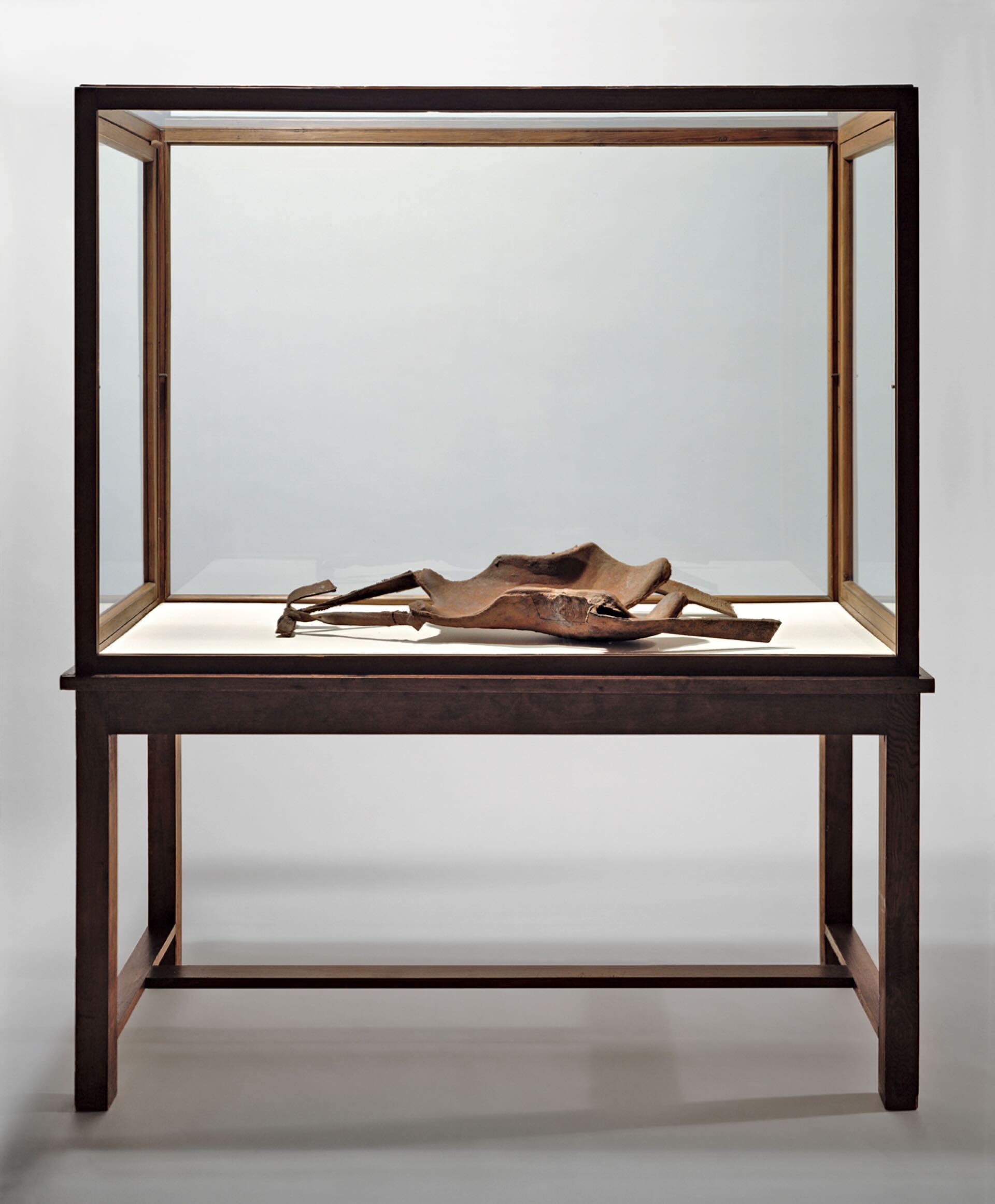 約瑟夫・波依斯（1921-1986），〈給20世紀細肢者的(兔型)背架〉，1972–1982 鑄鐵背架、展示櫃，背架15 × 94 × 45 公分，展示櫃183.5 × 155 × 64.5 公分。Courtesy of Joseph Be…