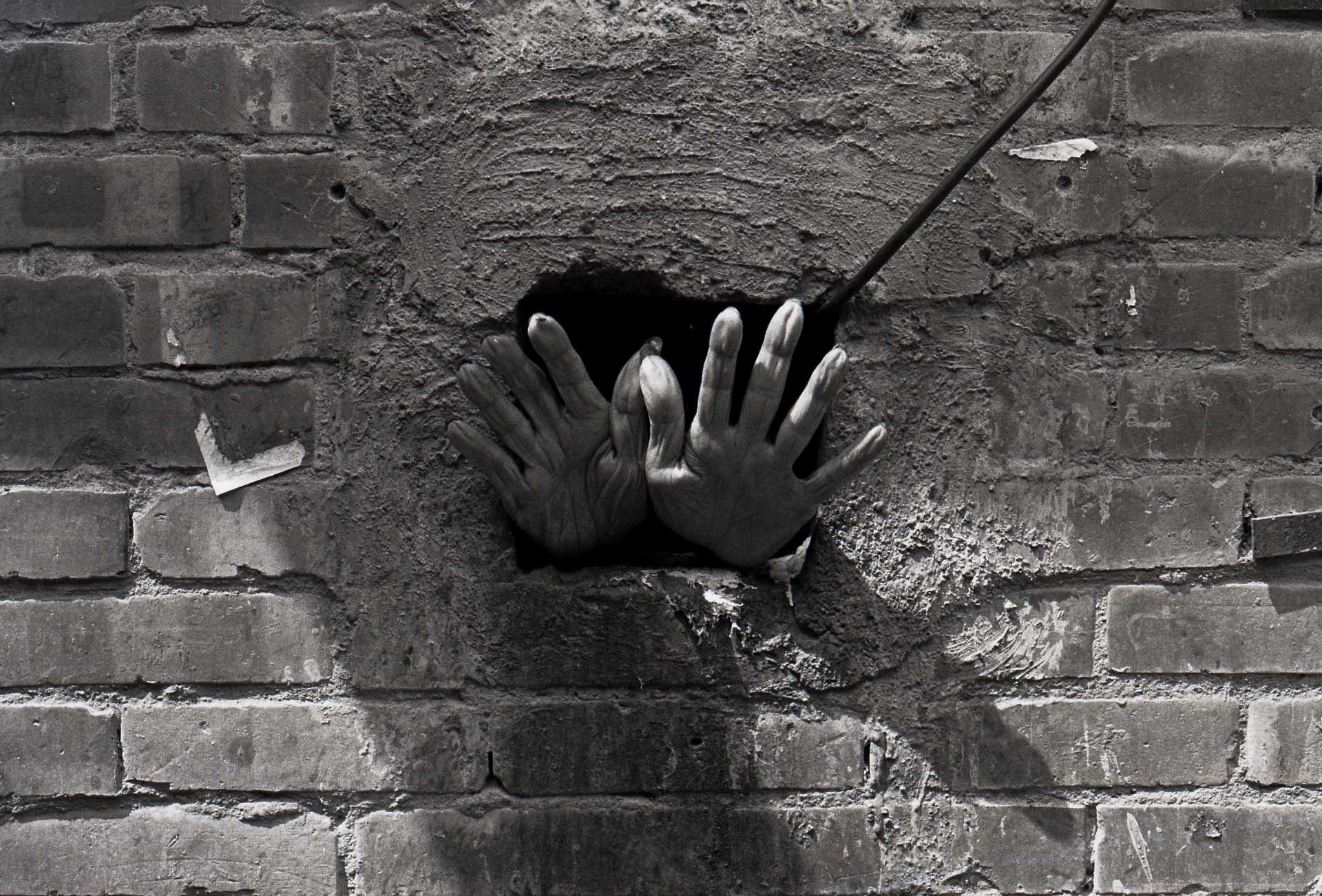 蔡明德，〈山崁頂的囚徒〉，1986。（北師美術館提供）
