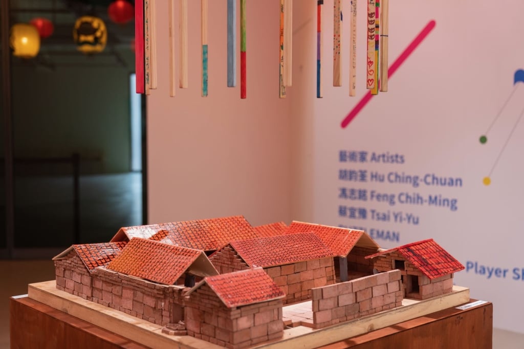 藝術家鄭先喻帶領成福國小的小朋友，從三峽祖師廟出發，轉化對日常的靈感。（新北市美術館提供，攝影：林玟伶）