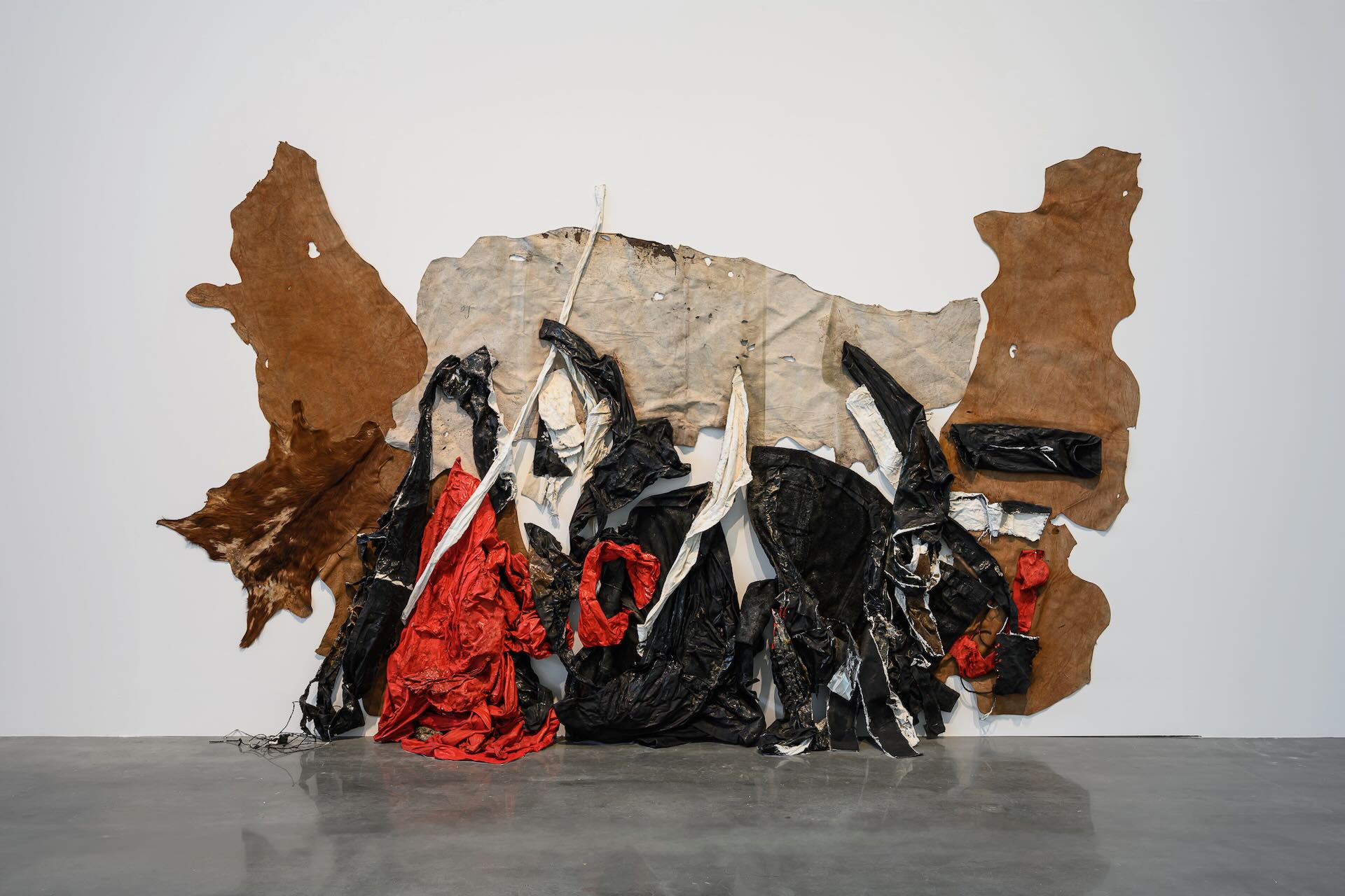 陳幸婉，〈大地之歌No.1〉，1996，複合媒材，245x456x80公分，臺中市立美術館典藏。攝影：ANPIS FOTO 王世邦
