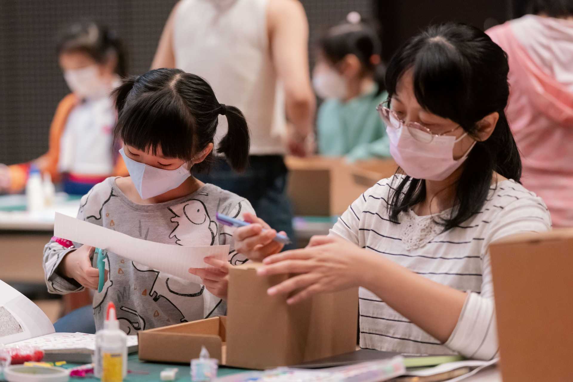桃園市兒童美術館教育推廣活動，陪伴孩子展開探索。（攝影／王國豪，圖片提供／桃園市立美術館）