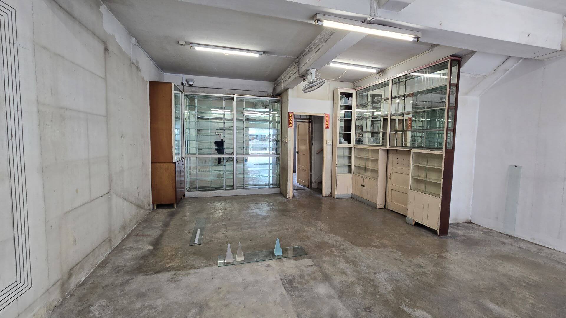 東陵福地區展場直接利用閒置店面空間，圖為大馬藝術家Kah Bee Chow的裝置，與店面本身遺留的肌理對話。（攝影／高森信男）