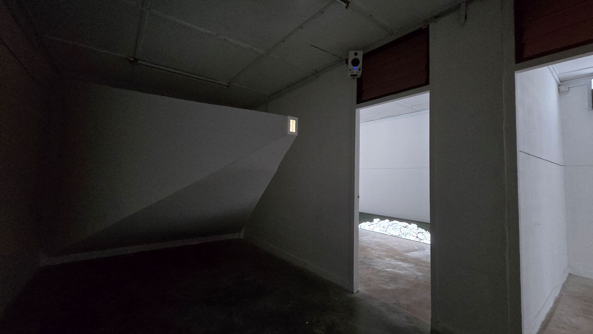 大馬藝術家陳子豪（Tan Zi Hao）利用街屋二樓空間的裝置作品。（攝影／高森信男）