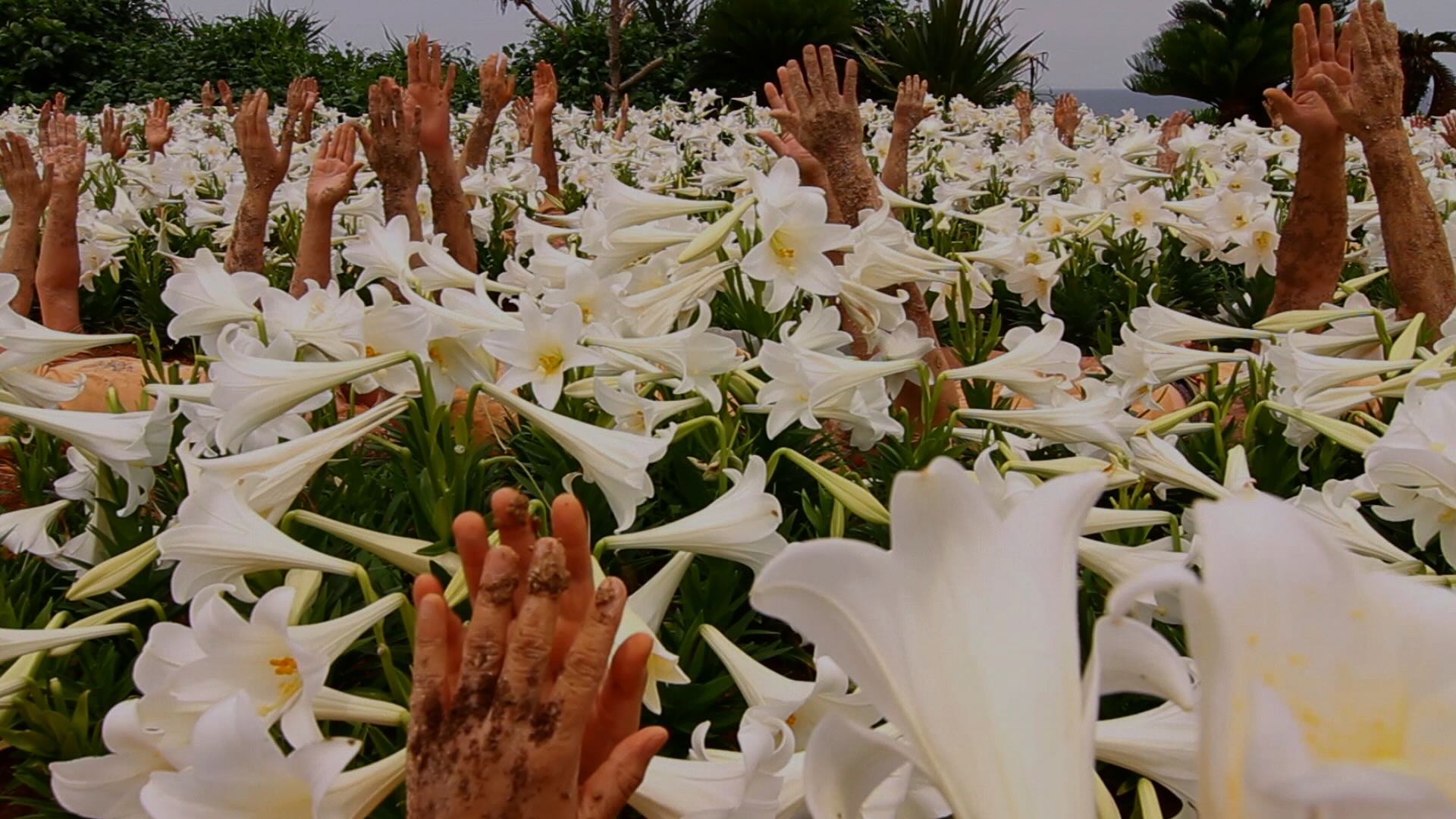 山城知佳子，《泥人》（錄像截圖），2016，3頻道錄像投影裝罝，23分鐘。