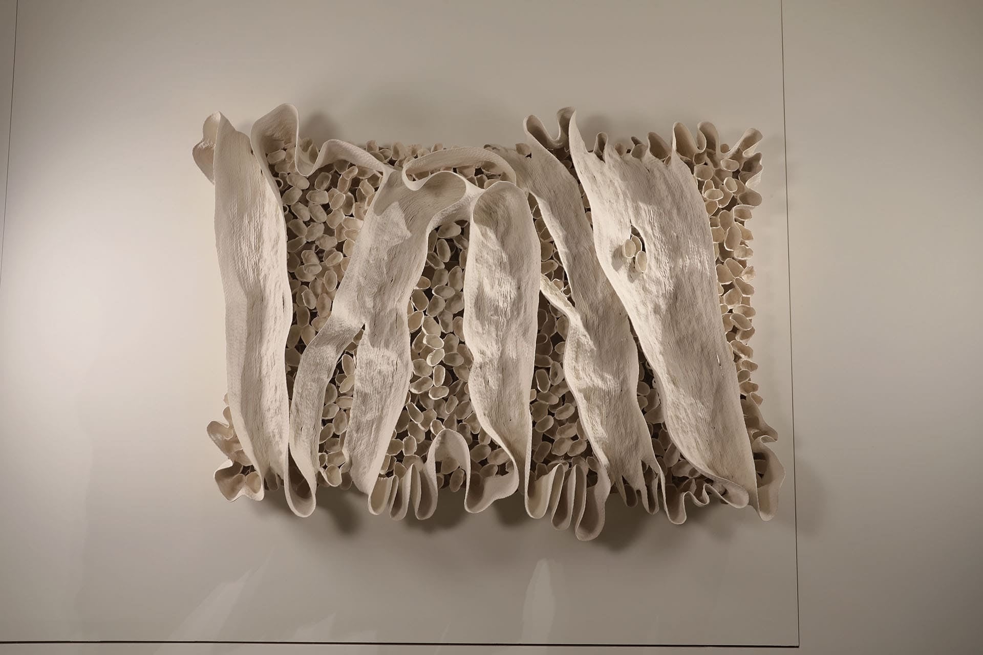 徐永旭|2025-18,瓷土,173×236×34公分,2025。(攝影/徐永旭,徐永旭提供)