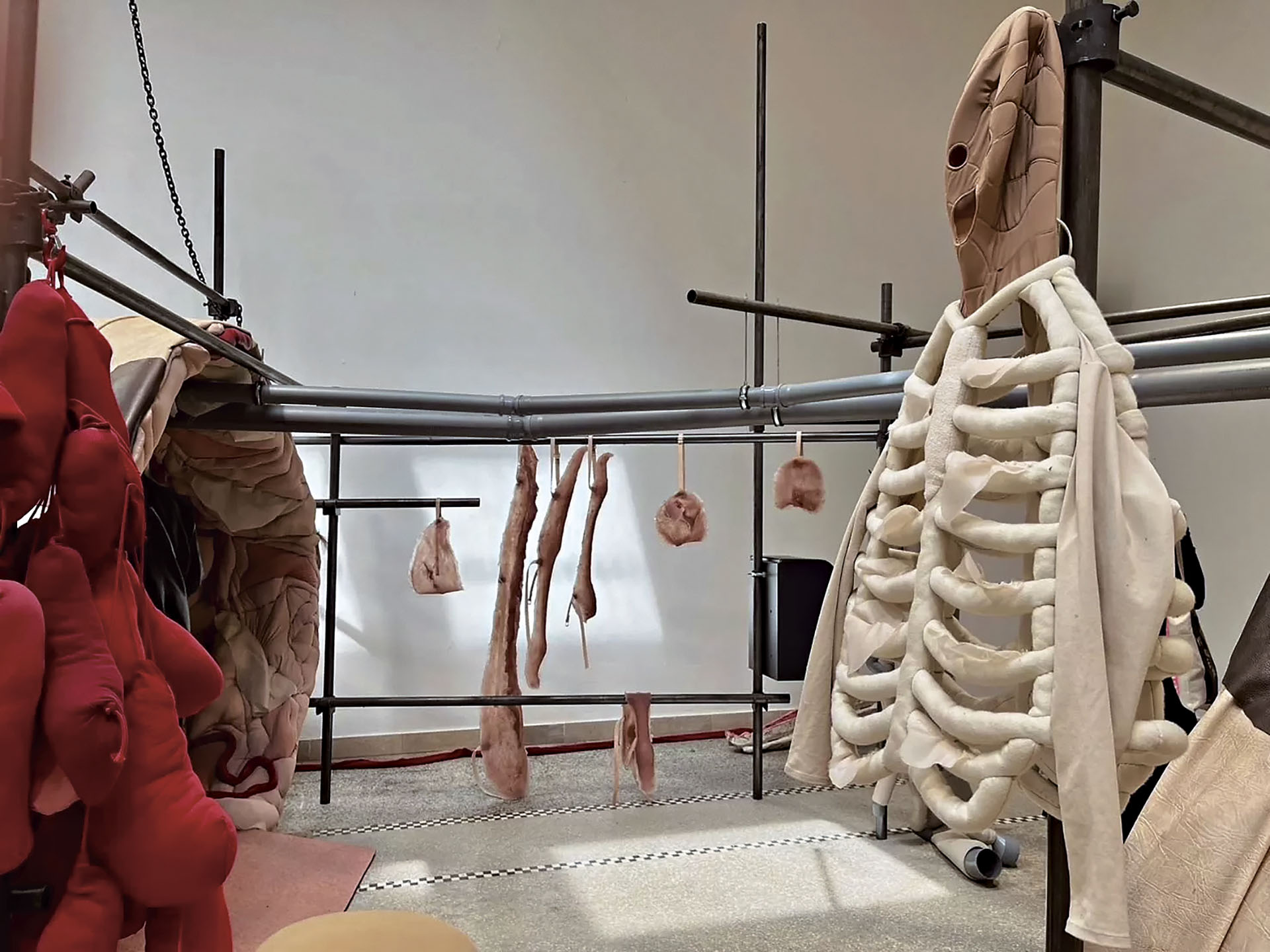 2024年第60屆威尼斯雙年展，捷克藝術家Eva Koťátková以長頸鹿倫卡的身世為題，質疑我們觀看和對待動物的方式中，所蘊含的殖民、暴力和壓榨行為。同時，建構了一個可以透過情感、觸摸和互動關係形成具歸屬感的空間。（攝影／陳思宇，本刊資…