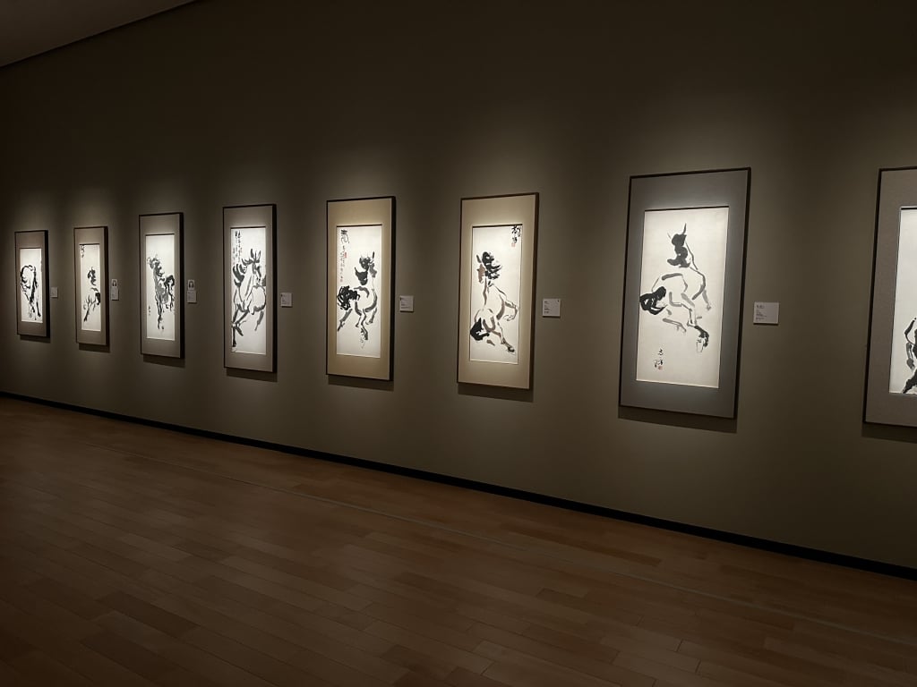 「逆風前行─高一峰紀念展」展覽現場,高一峰的簡逸大寫意駿馬。創價美術館提供。