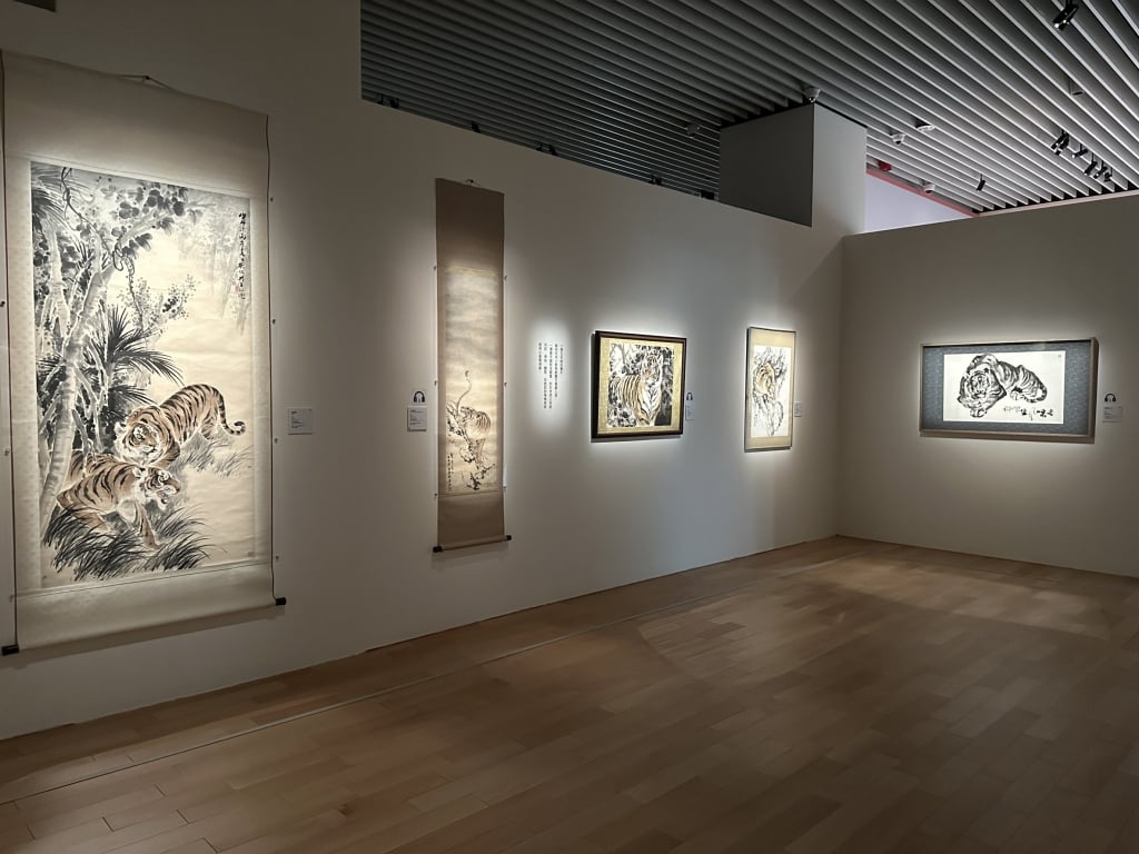 「悠然望玉山─林玉山藝術實踐」展覽現場,一系列林玉山虎畫,虎虎生風。創價美術館提供。