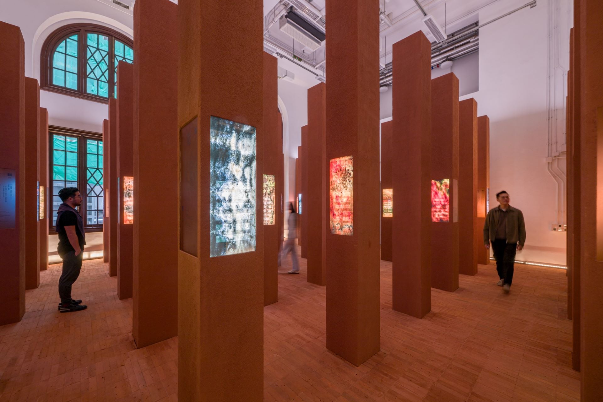 大館現正舉辦「易經：鮑皓昕攝影藝術」展覽，圖為鮑皓昕《中國牆城》系列現場一景。（大館提供）