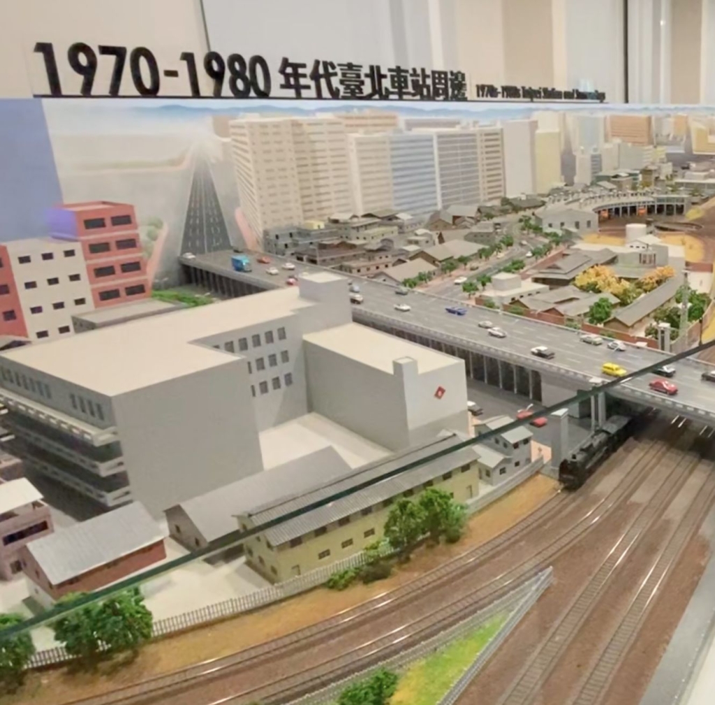 相2-3｜「台北鐵道部園區」展示出1970-1980年臺北車站周邊的城市，館區策劃側重歷史，地景的再現，成為幾代人記憶重疊與對話的空間。