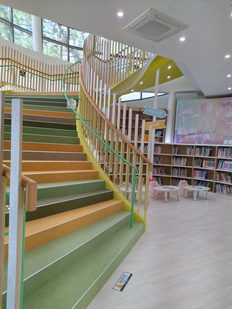 兒童圖書館的大階梯，做了許多防撞保護。