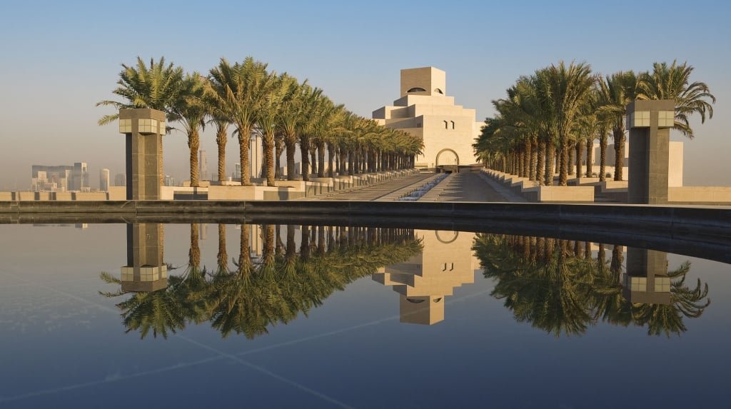 由貝聿銘設計的伊斯蘭藝術博物館（Museum of Islamic Art）於2008年啟用，為卡達博物館的首批藝文建設之一，展示跨距達1300年的伊斯蘭藝術品。（Courtesy of the Museum of Islamic Art.…