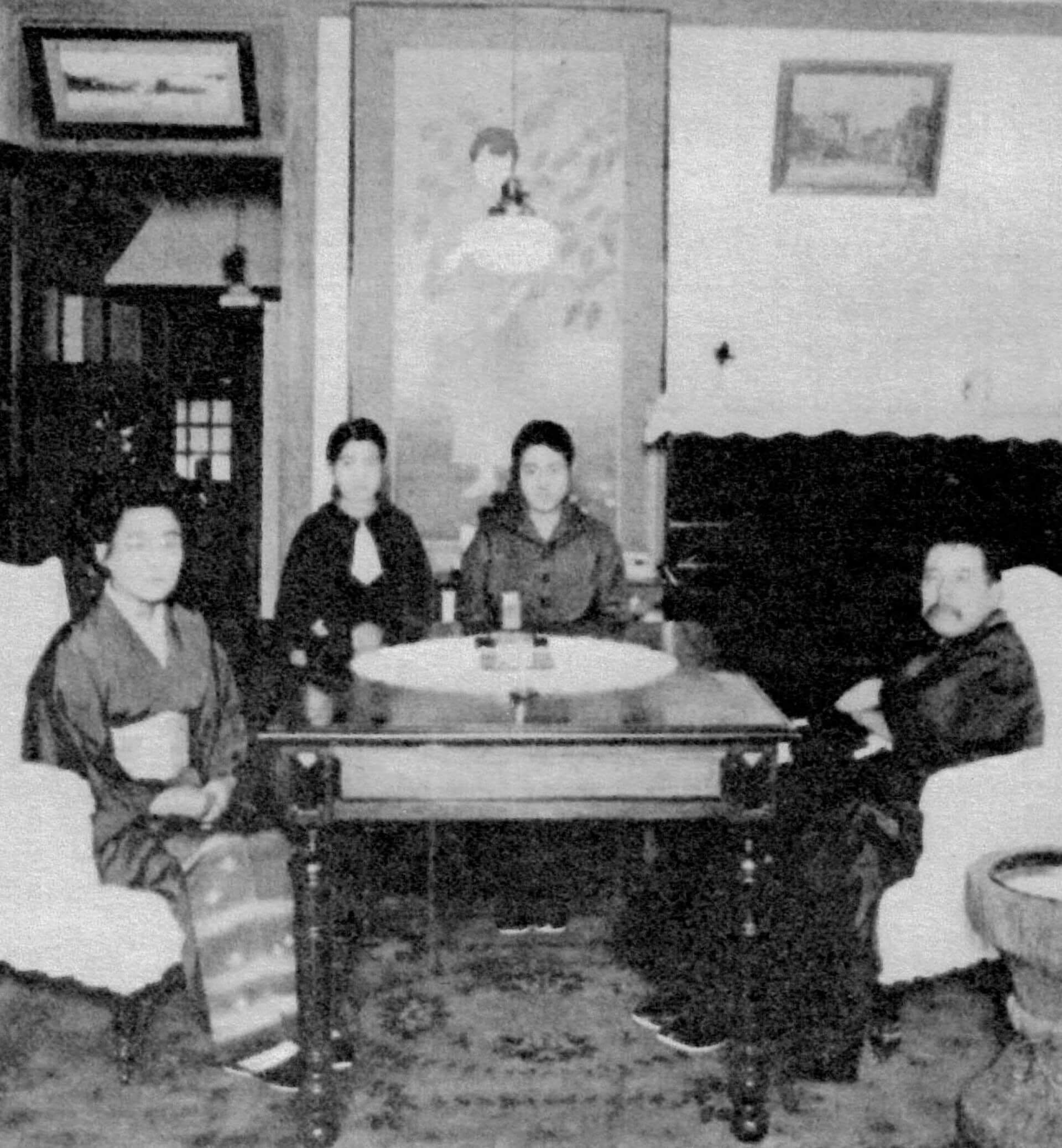 臺北第一高女校長清水儀六家族合照，背後是村澤節子《妍姿》。（1929年第三回臺展入選）（《臺日畫報》，1931-02-15）