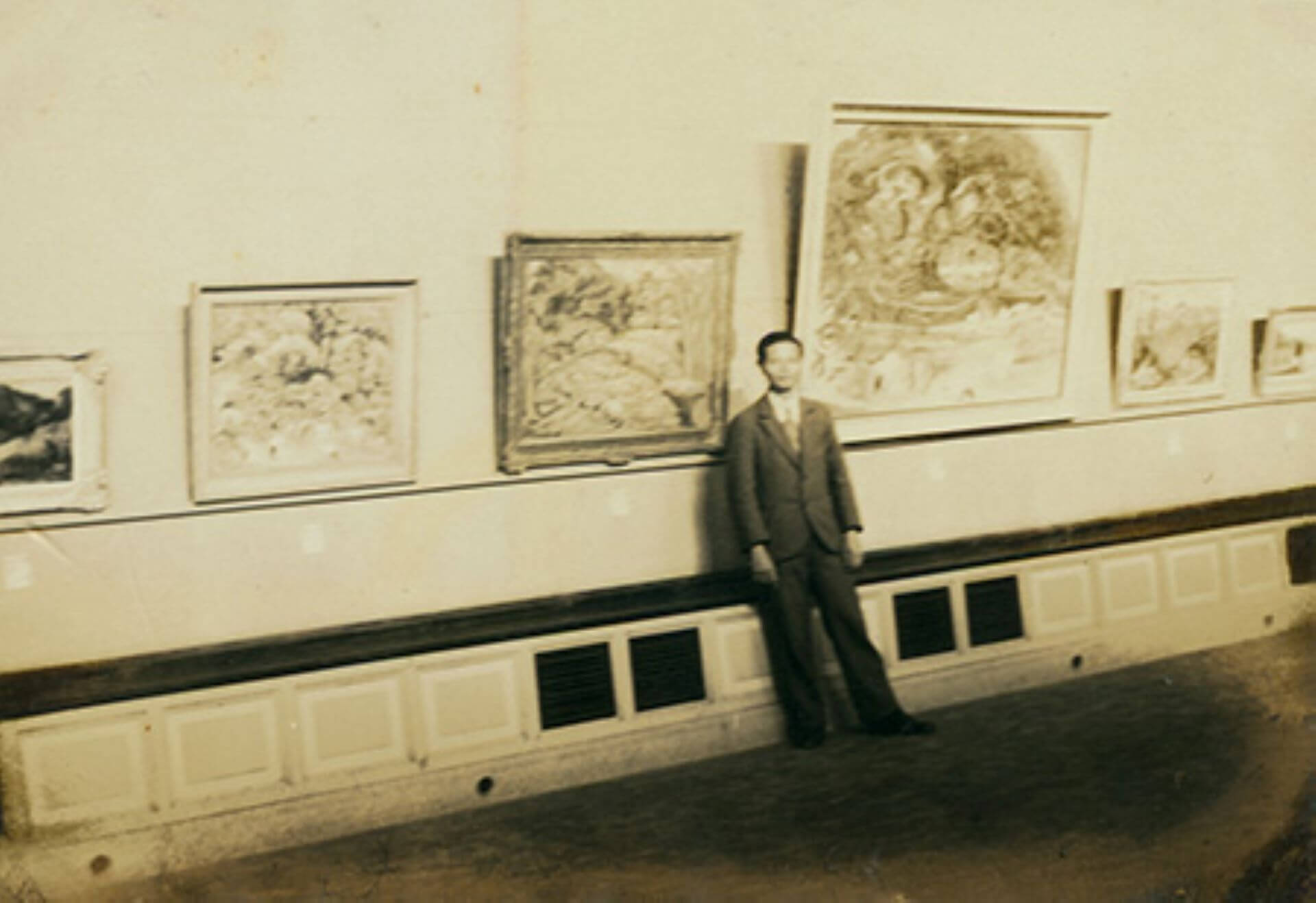 1938年陳澄波攝於臺陽美術協會第四回展會場（臺灣教育會館），右三作品為《嘉義公園（一）》（原名《辯天池》）。（陳澄波文化基金會網站）