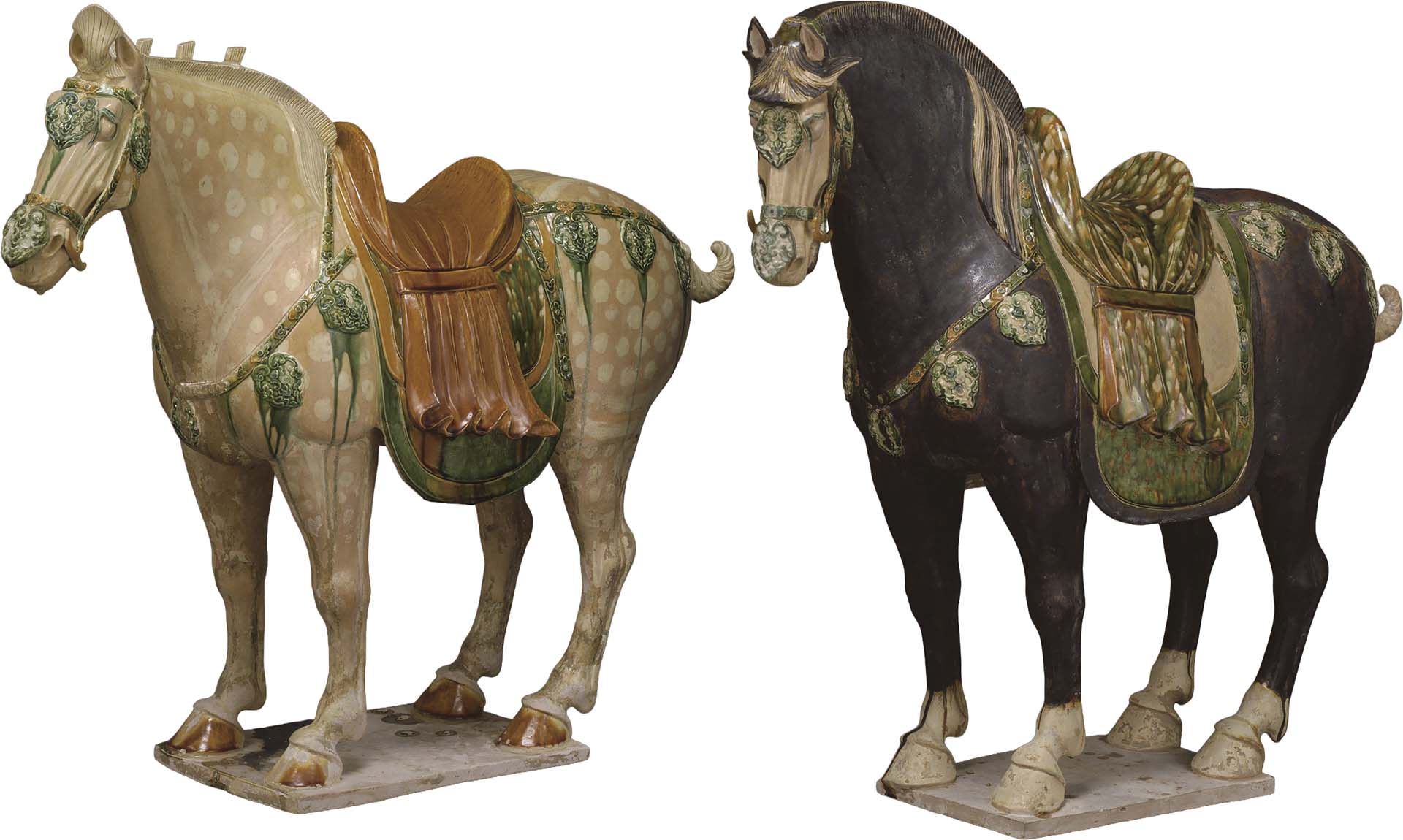 重要美術品 中國唐代8世紀〈三彩馬俑〉白馬高69公分、體長84公分；黑馬高68.6公分，體長76.8公分，京都國立博物館藏。