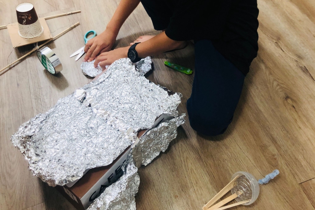 【小手大藝術｜冬篇】即興遊戲開始，材料的自由探索與實驗。