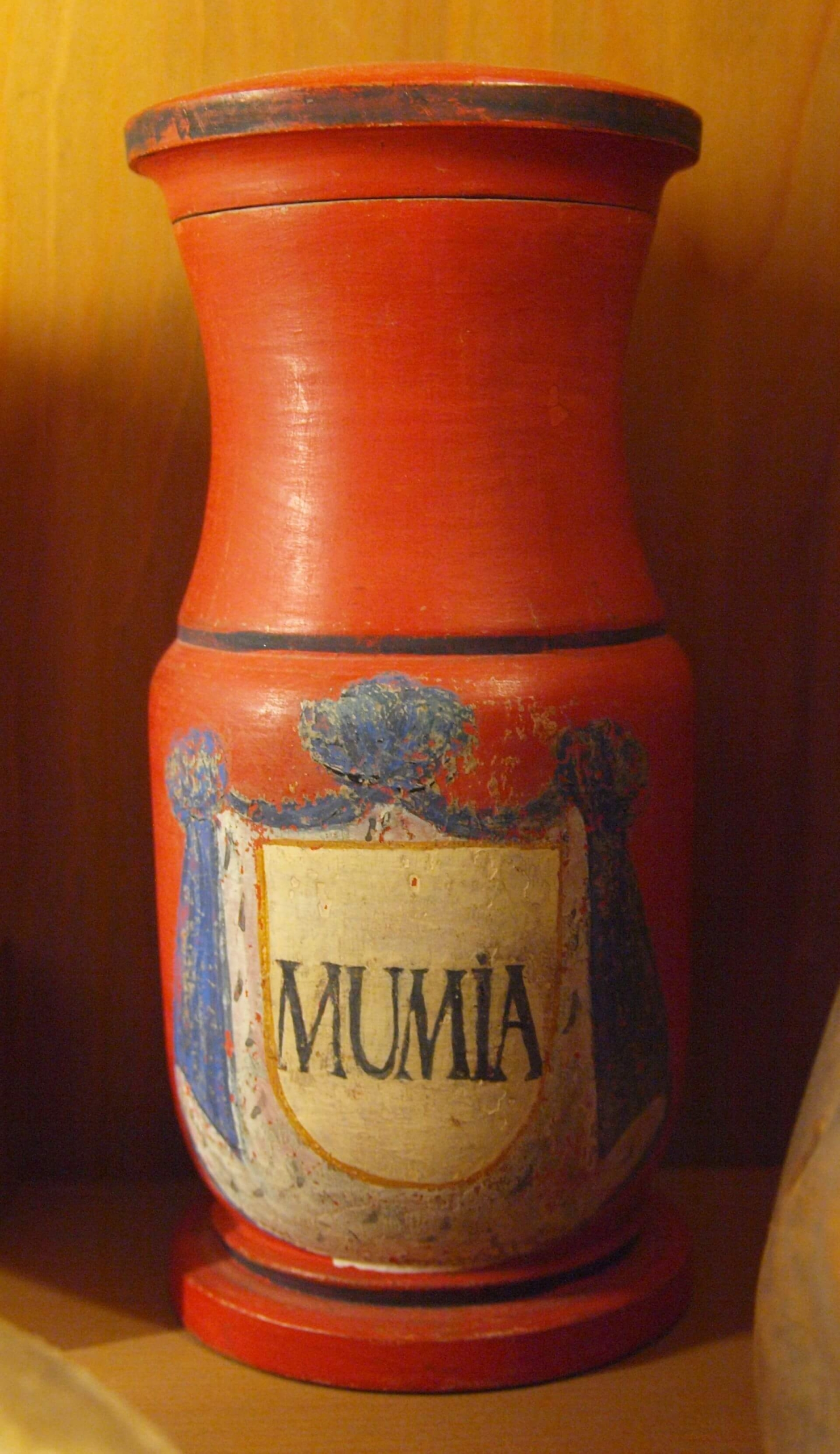 寫有mumia的藥瓶，過去可能裝有被磨製成粉末的木乃伊。（Wikipedia）