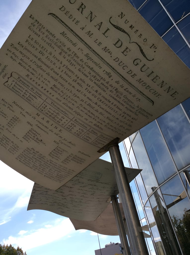 【專欄│跟著蹦豬泡泡法國圖書館】點亮一盞床頭燈——波爾多梅里亞德克圖書館 Bibliothèque Mériadeck de Bordeaux