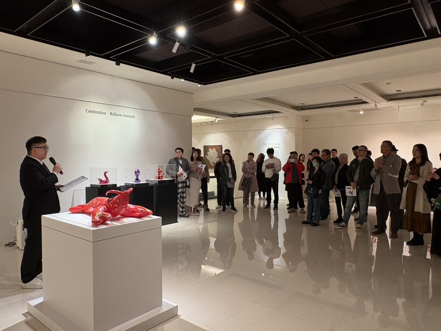 印象畫廊於1月17日舉辦《龍蝦》發表展覽，開幕現場迴響熱烈。（印象畫廊提供）