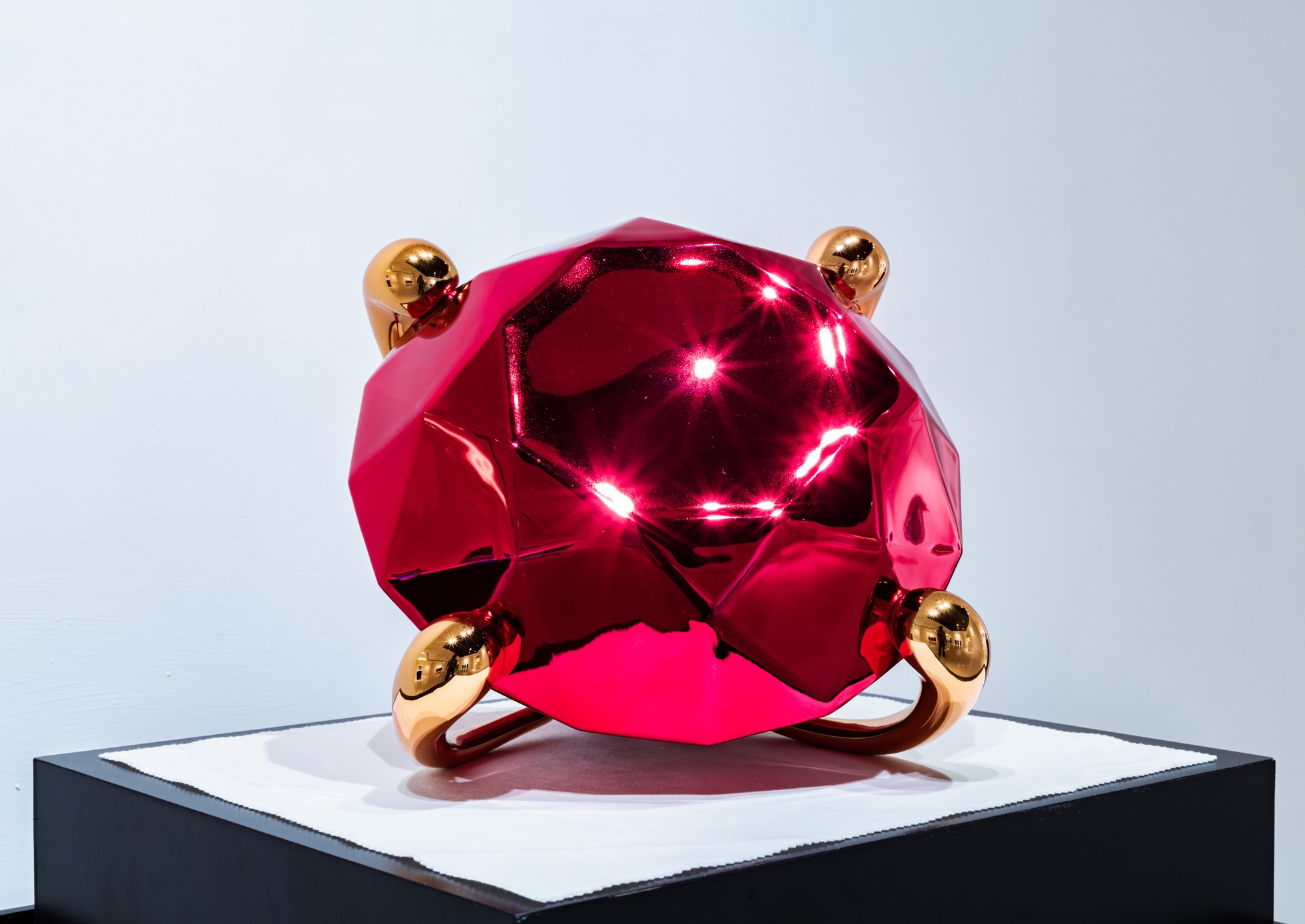 傑夫．昆斯，《紅鑽》，瓷，31.8 × 39.3 × 32 cm，2020。（印象畫廊提供）