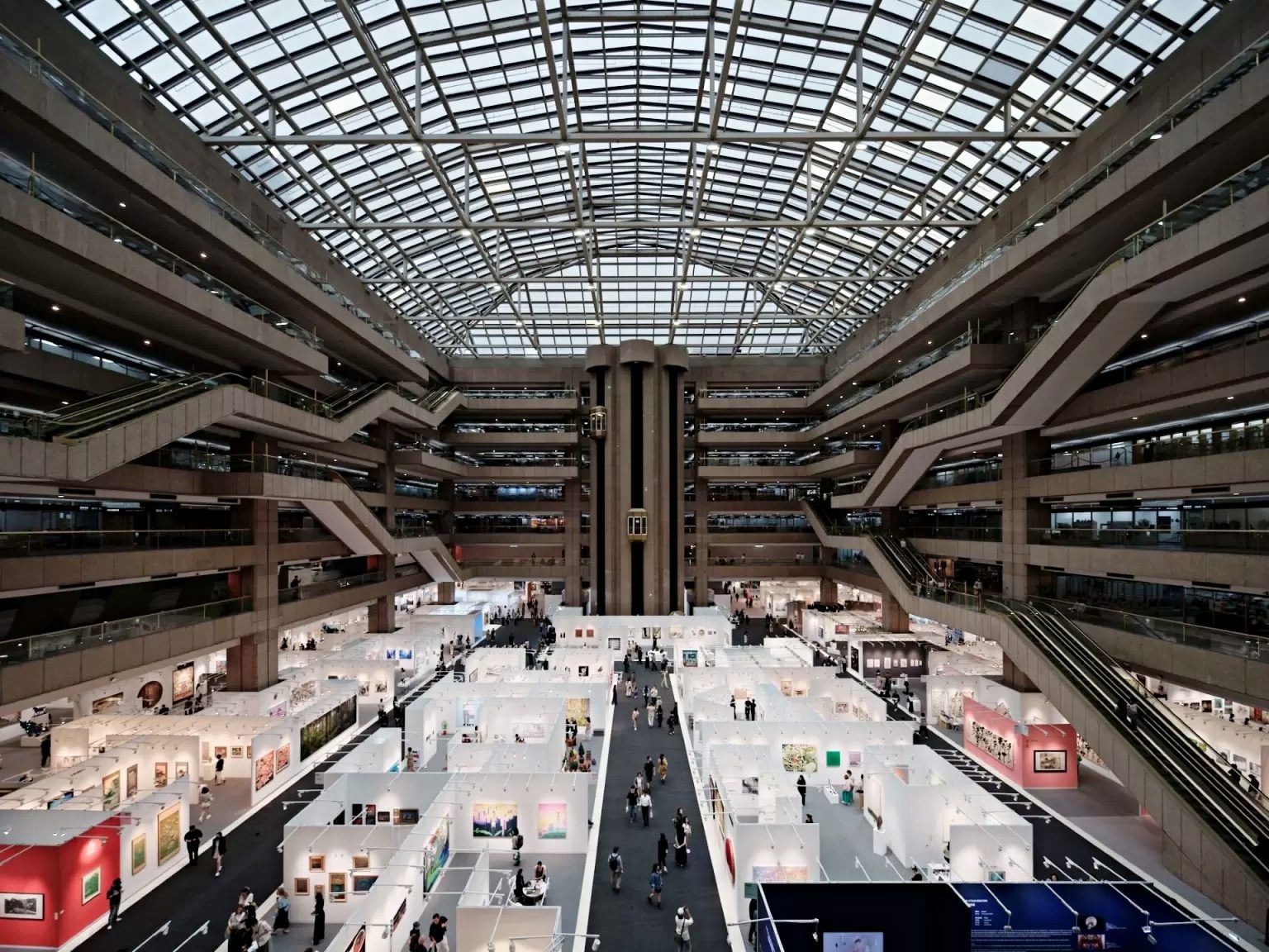 ART TAIPEI 2025 展會一景。（中華民國畫廊協會提供）