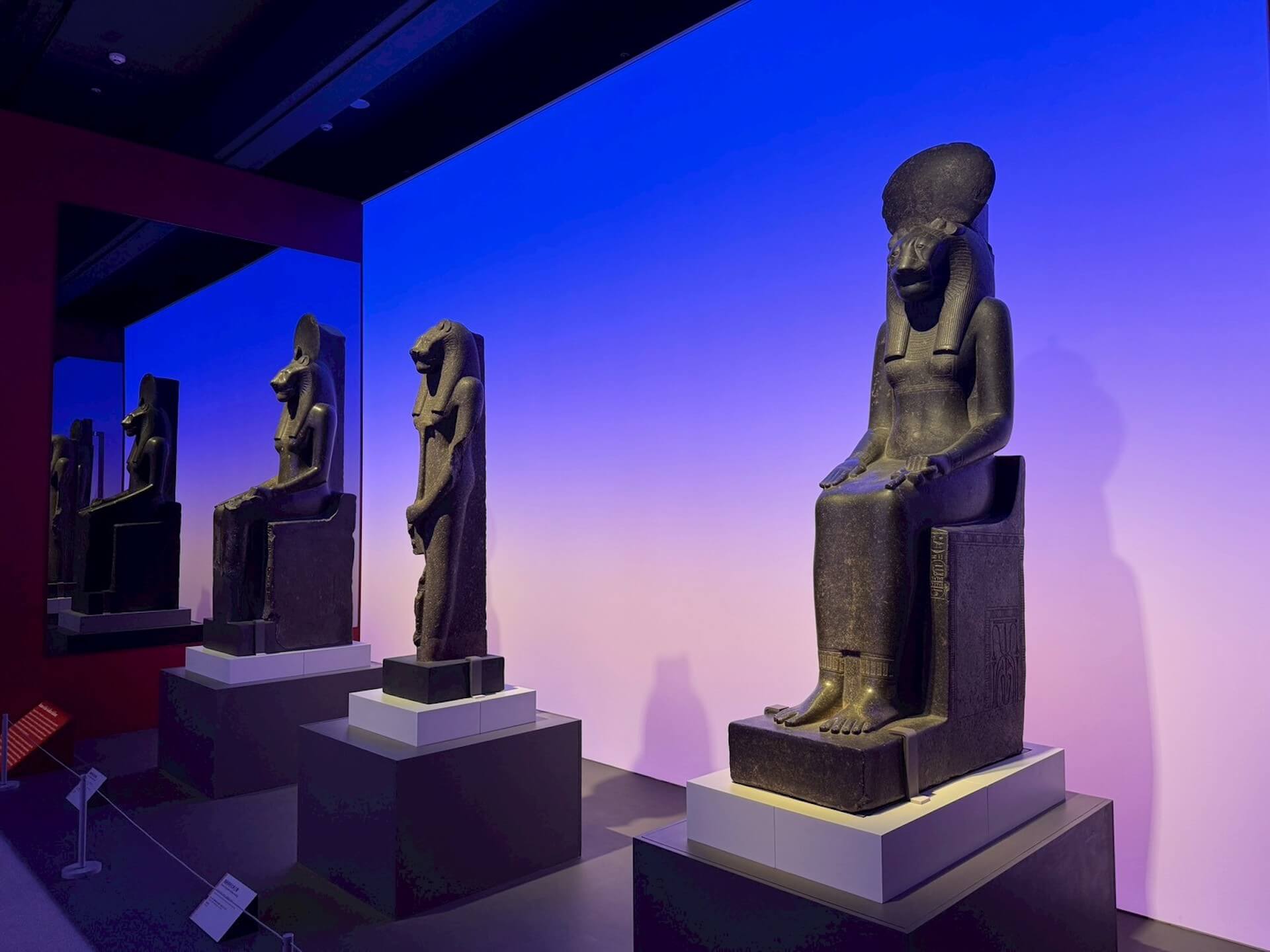 女神塞赫麥特（Sekhmet）的意思是「強大有力」，掌管破壞、戰爭和瘟疫。為了安撫、尋求女神庇佑，一般認為阿蒙霍特普三世曾於祭廟前放置730尊塞赫麥特雕像。（攝影／朱佑霖）
