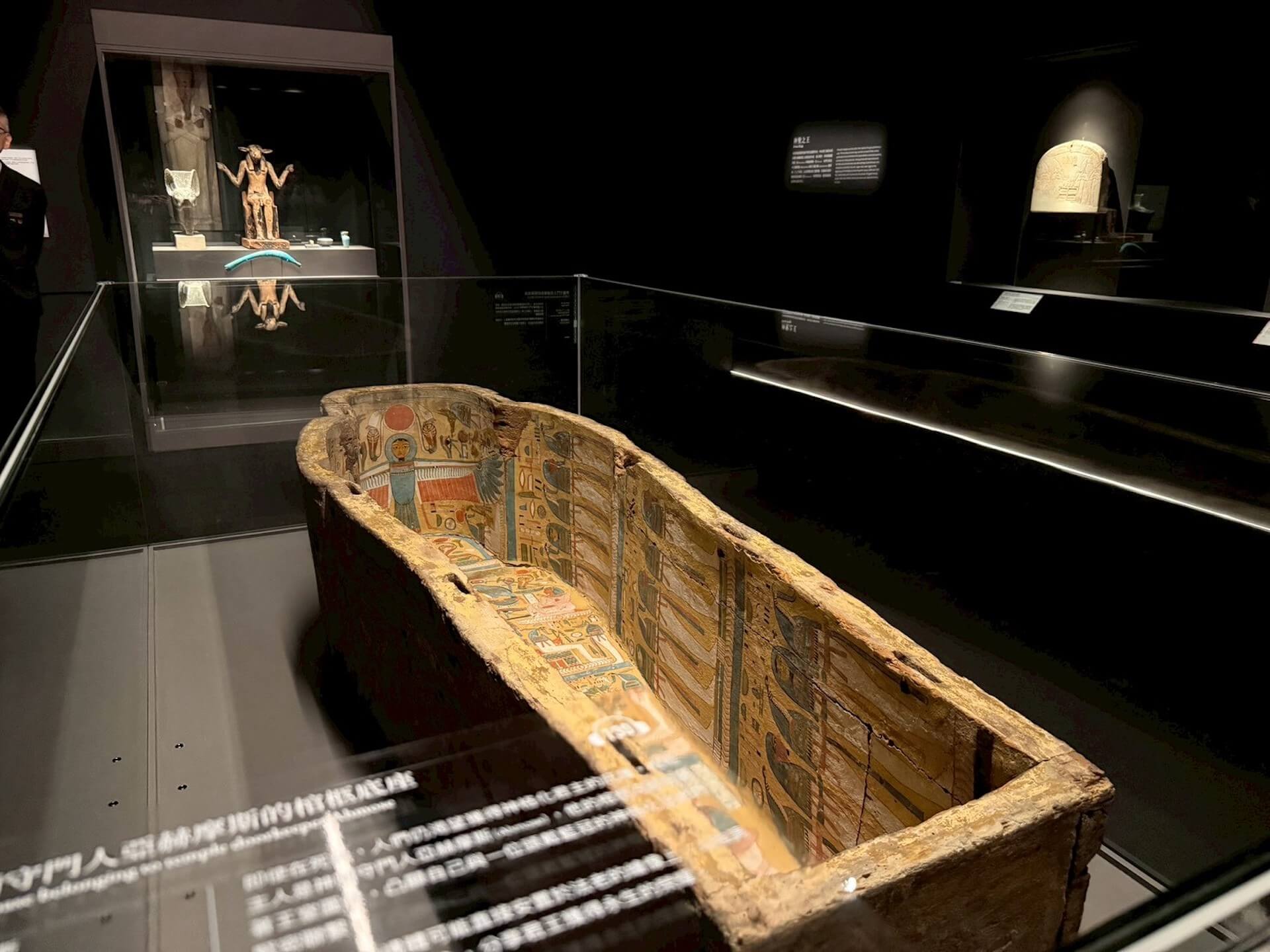 神廟守門人亞赫摩斯的棺柩底座，約公元前900年。此位棺柩主人透過棺柩底部的法老繪像，凸顯自己與某位神格化法老的緊密聯繫，分享君王獲得永生的榮耀。（攝影／朱佑霖）