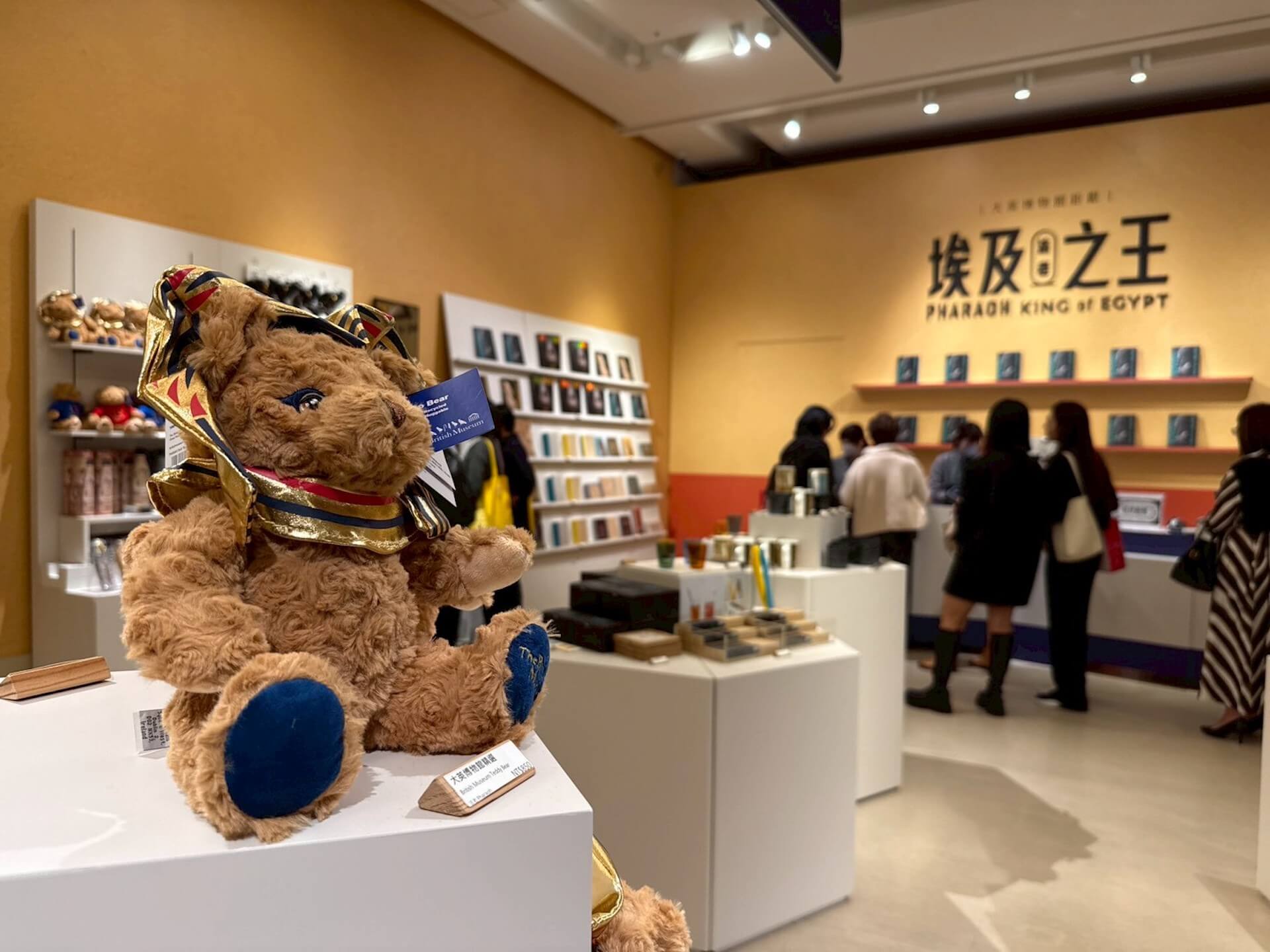 不能錯過的商品店｜奇美博物館以法老為主題規劃多元商品，從實用的生活用品，到展覽延伸的埃及知識書叢一應俱全，品項超過150種。（攝影／朱佑霖）