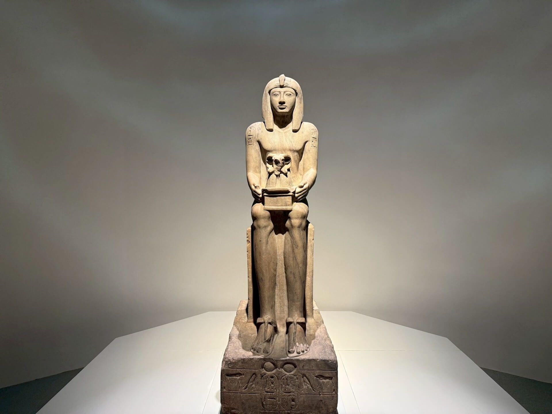 入口廊道的《塞提二世王權坐像》，約公元前1200–1194年，為大英博物館保存最完整的法老雕像。展場空間搭配水波紋光影，營造宛如行走在尼羅河氛圍。（攝影／朱佑霖）
