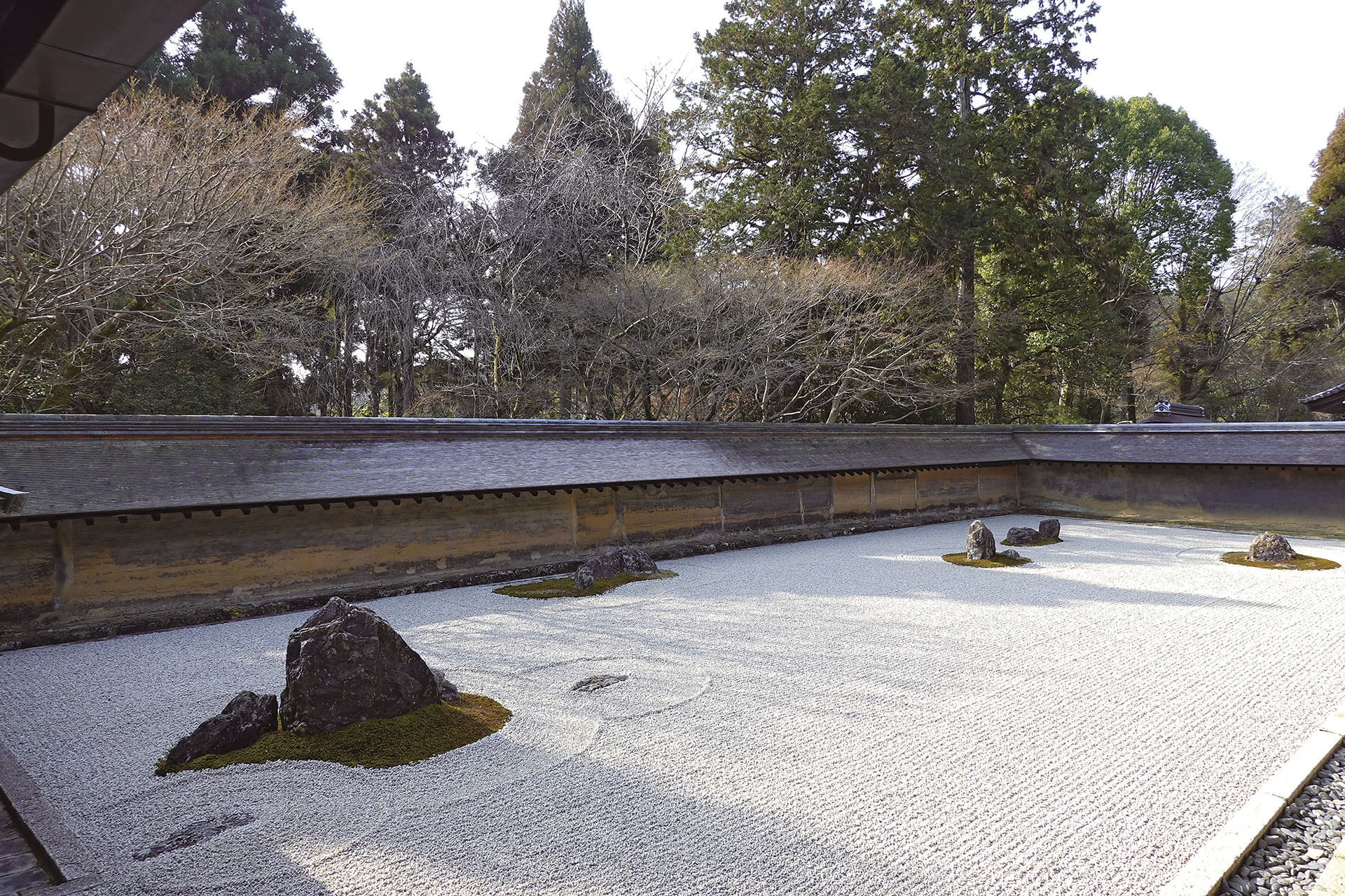 15世紀京都龍安寺的枯山水「石亭」，於1994年納入世界文化遺產。（Public Domain）